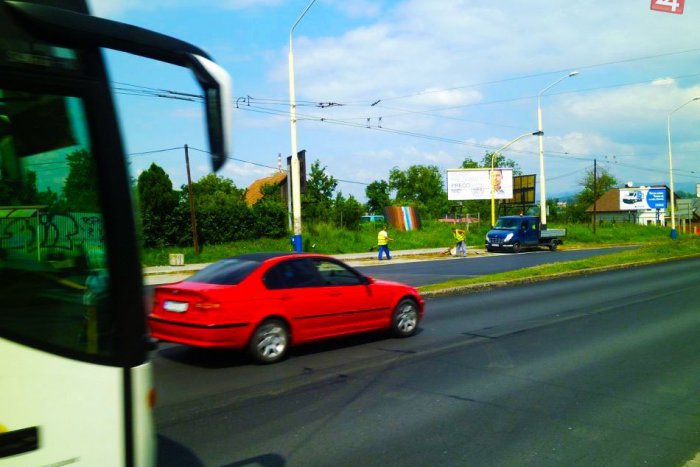 Ilustračný obrázok k článku Nešťastné momenty na sídlisku Sekčov v Prešove: Autobus sa zrazil s kamiónom