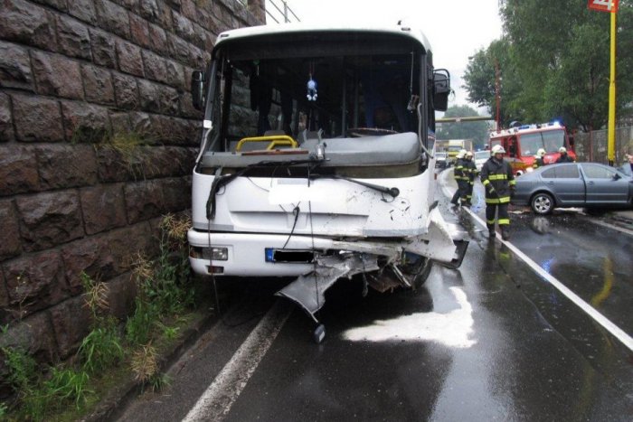 Ilustračný obrázok k článku Na ceste došlo k nešťastiu: Autobus plný detí sa zrazil s autom