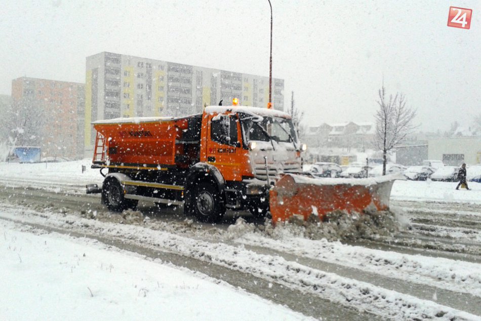 Ilustračný obrázok k článku Boj cestárov v kraji so snehom: Do akcie povolali až sto áut, posypať museli tisícky kilometrov