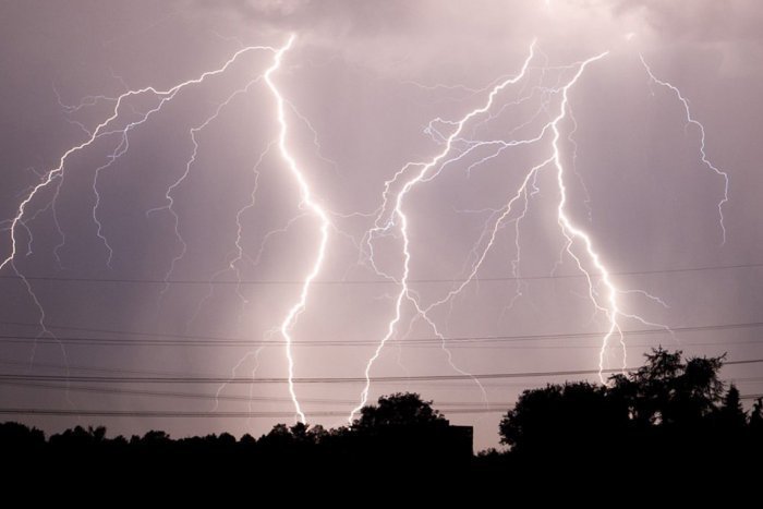 Ilustračný obrázok k článku Výstraha pre Prešov: Očakáva sa výskyt búrok s krúpami, až do tohto času si dajte bacha!
