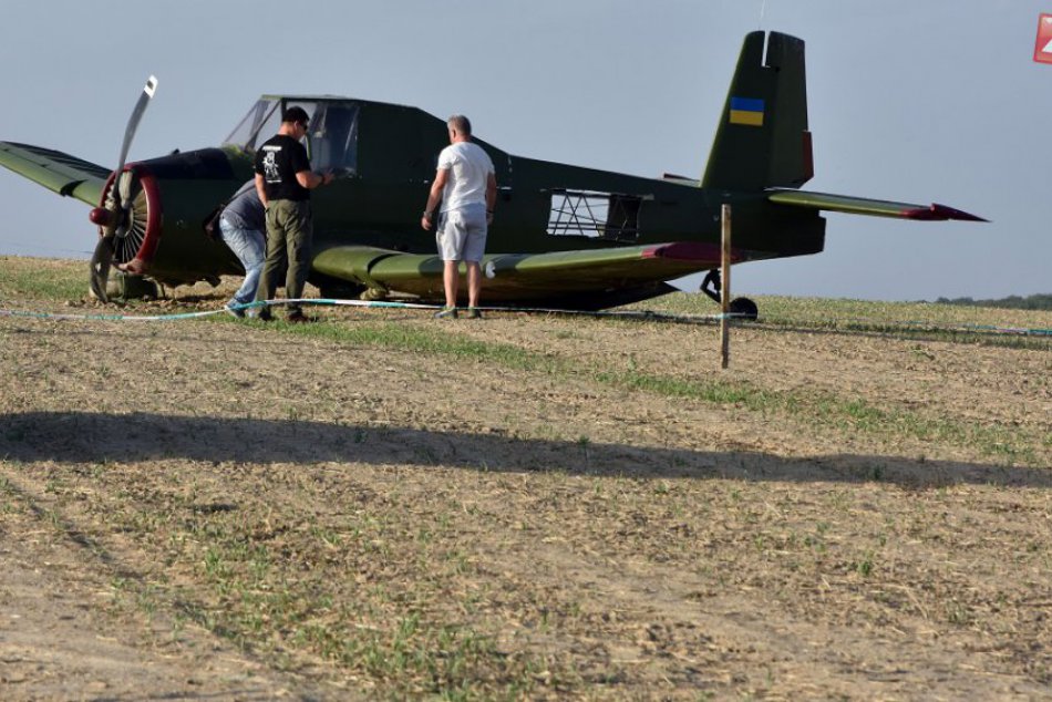 Ilustračný obrázok k článku FOTO Z MIESTA: Na poli núdzovo pristálo lietadlo, posádku v ňom nenašli