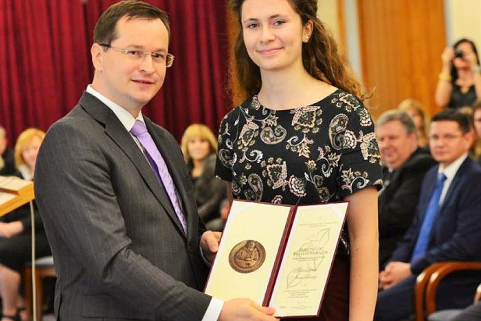 Ilustračný obrázok k článku Výnimočný úspech prešovskej gymnazistky: Slávka získala najvyššie študentské ocenenie