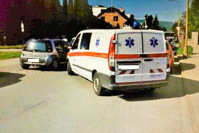 Ilustračný obrázok k článku Pri prešovskej nemocnici spôsobujú komplikácie zle zaparkované autá: Blokujú tým výjazd sanitiek!