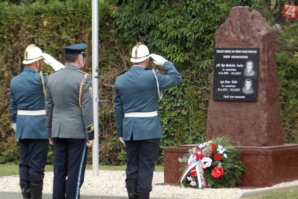 Ilustračný obrázok k článku Od pádu vrtuľníka uplynul už rok: V Prešove zosnulým hasičom odkryli pamätník