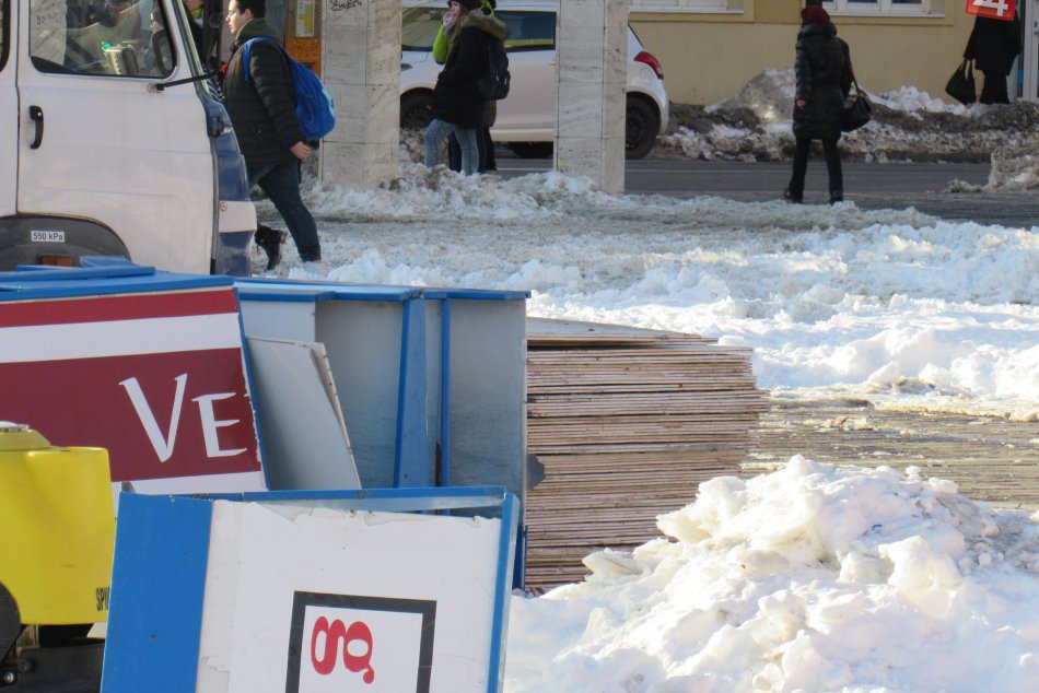 FOTO: Korčuľovanie v centre Prešova skončilo. Klzisko už demontovali
