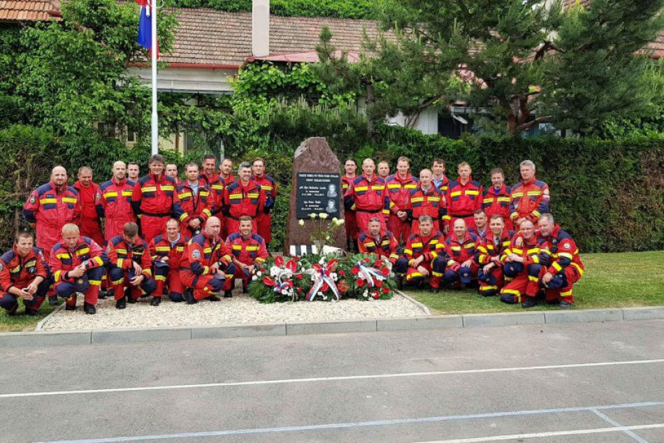 FOTO: Zosnulým hasičom R. Lackovi a P. Toďorovi v Prešove odhalili pamätník