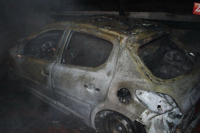 Ilustračný obrázok k článku V Prešove vyčíňal podpaľač: Mercedes zhorel do tla, oheň ničil aj fasádu na bytovkách