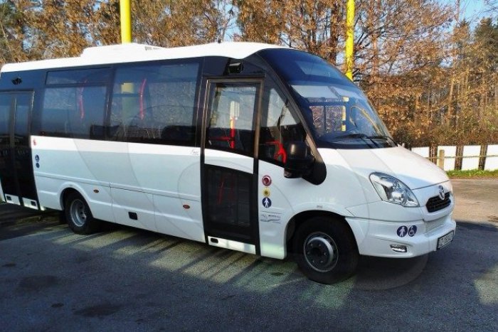 Ilustračný obrázok k článku Dopravný podnik si požičal nový stroj: Nastúpiť v Prešove môžete aj do bieleho midibusu!