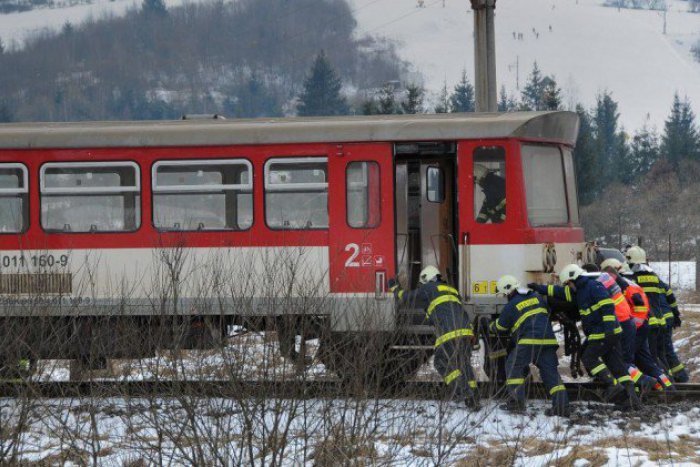 Ilustračný obrázok k článku V Prešove sa na Pavlovičáku vlak zrazil s osobným autom: Zranení najmenej dvaja ľudia!