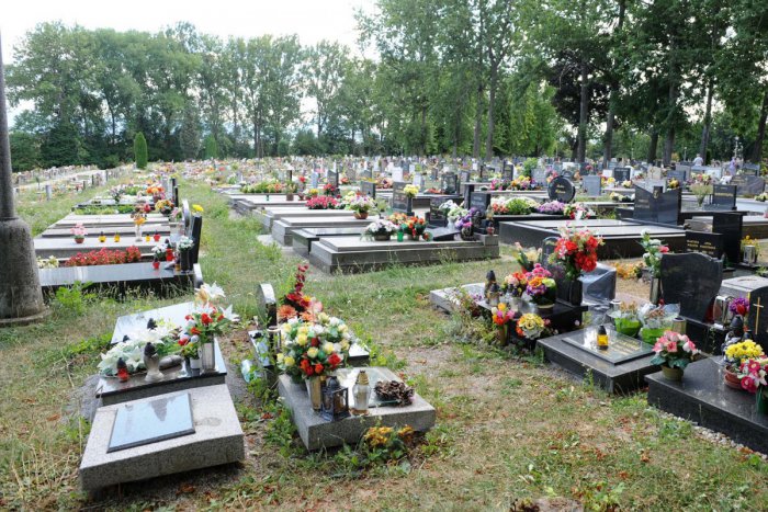Ilustračný obrázok k článku Otrasné zistenie na cintoríne v Prešove: Niekto poškodil až 175 pomníkov!
