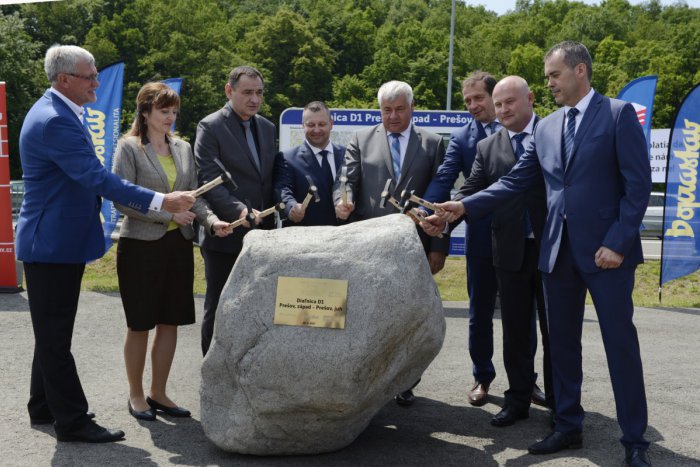 Ilustračný obrázok k článku Minister poklopal kameň: Symbolicky odštartovala výstavba obchvatu Prešova