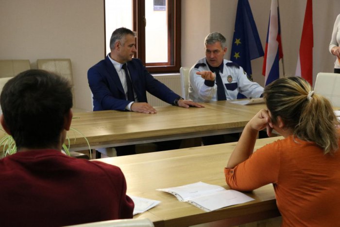 Ilustračný obrázok k článku Tri ženy a traja muži: V Prešove budú dozerať na poriadok členovia občianskych hliadok