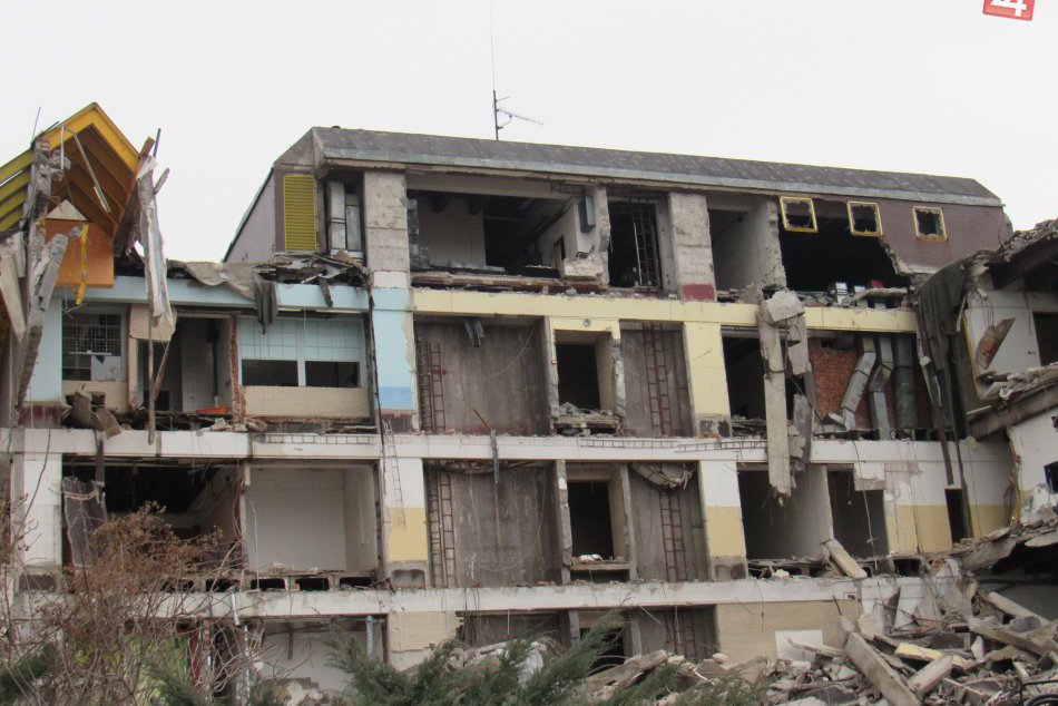 Ilustračný obrázok k článku Zábery, ktoré hovoria jasnou rečou: V Prešove prebieha búranie obchodného domu