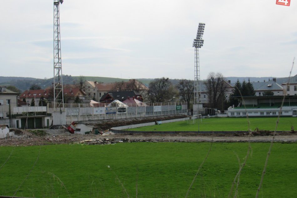 Ilustračný obrázok k článku Nové FOTKY z prešovského futbalového štadióna: Mechanizmy už zrovnali tribúnu so zemou