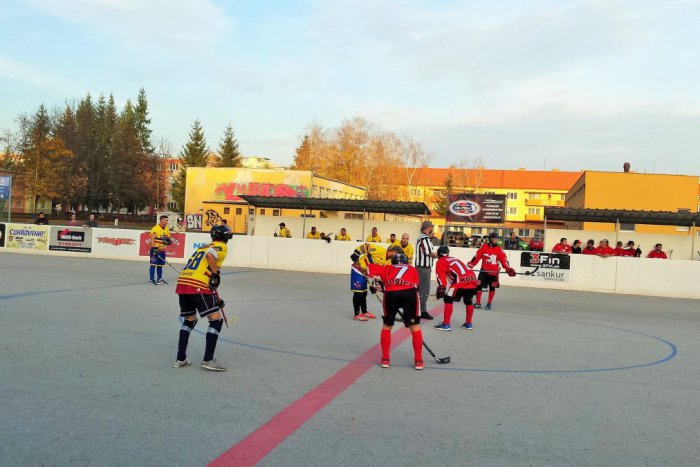 Ilustračný obrázok k článku Anglický týždeň v Prešovskej hokejbalovej lige: Tímy hrali poriadnu porciu zápasov