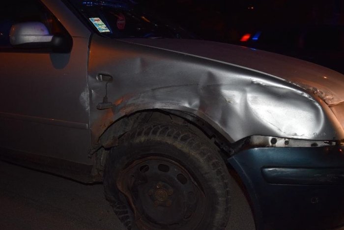 Ilustračný obrázok k článku Vodička jazdila po Prešove, narazila do odstaveného auta a z miesta nehody odišla! FOTO
