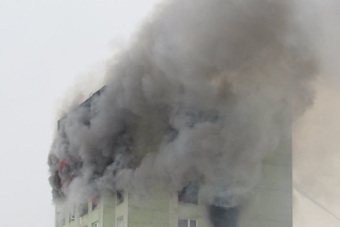 Ilustračný obrázok k článku Ráno po tragédii v Prešove: Krajský šéf hasičov potvrdil 7 obetí výbuchu v bytovke