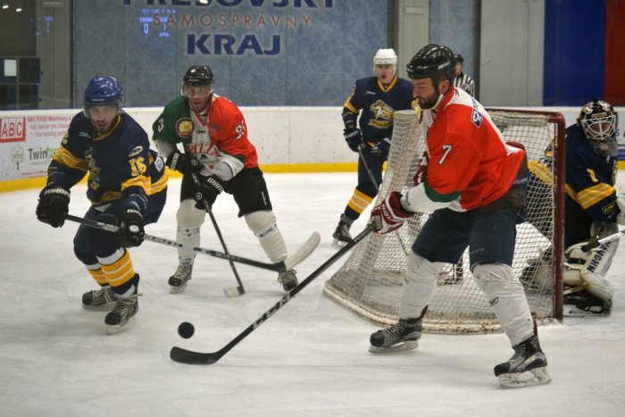 Ilustračný obrázok k článku Vianočný hokejový turnaj na Sekčove: V PSK aréne bojovali hráči o trofej, FOTO