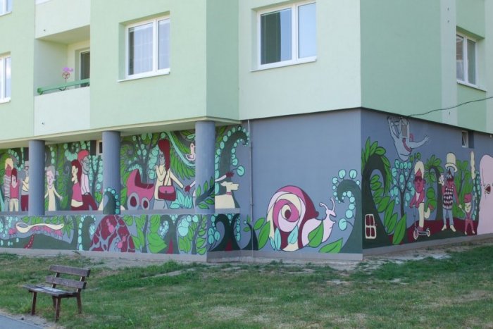 Ilustračný obrázok k článku UNIKÁTNE a vzácne zábery: Zničenú bytovku v Prešove kedysi takto namaľovali, FOTO
