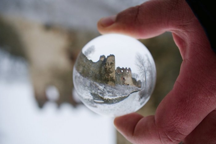 Ilustračný obrázok k článku Šarišský hrad vás priláka v každom ročnom období: Zimná verzia trochu inak na FOTO