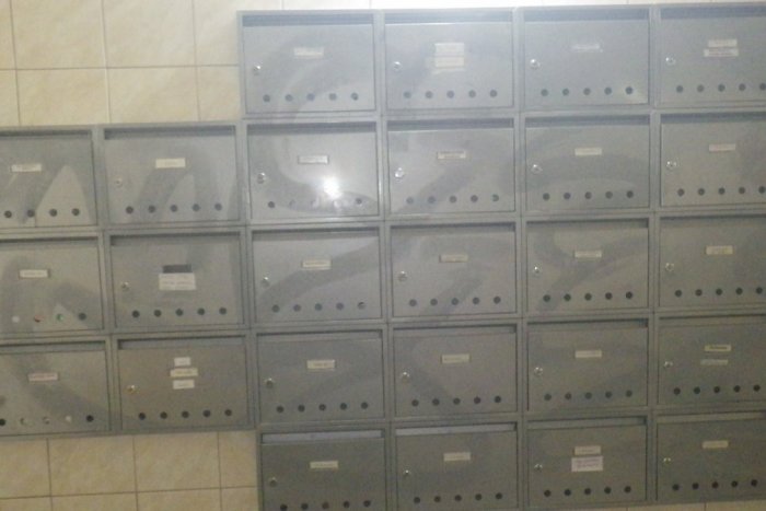 Ilustračný obrázok k článku V Prešove na Sídlisku III niekto poškodil desiatky poštových schránok v bytovke