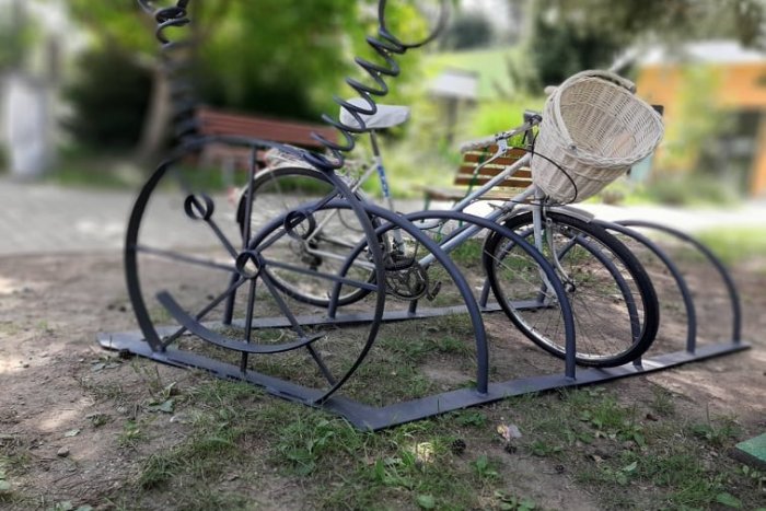 Ilustračný obrázok k článku Novinka v Kapušanoch: Šikovní majstri vyrobili 7 atypických cyklostojanov, FOTO