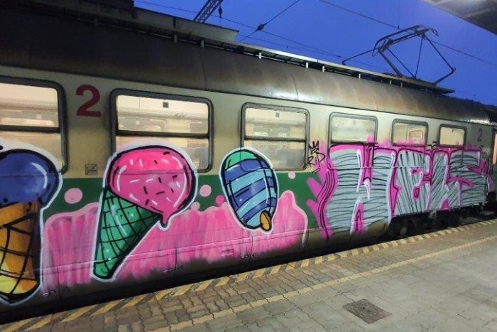 Ilustračný obrázok k článku Vlak v Lipanoch dostal nevyžiadanú fasádu: Páchateľovi za to hrozí väzenie