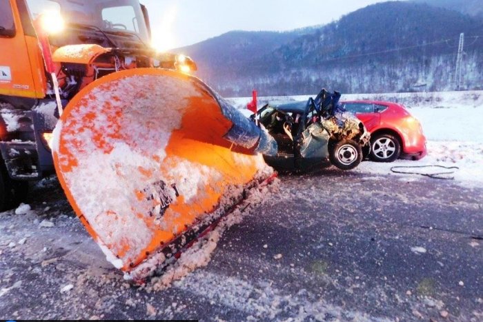 Ilustračný obrázok k článku Pri Sabinove došlo k hrozivej nehode cestárov s dvomi osobnými autami!