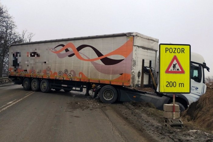 Ilustračný obrázok k článku Nehoda medzi Veľkým Šarišom a Prešovom: Miesto skrížil kamión, cesta bola neprejazdná