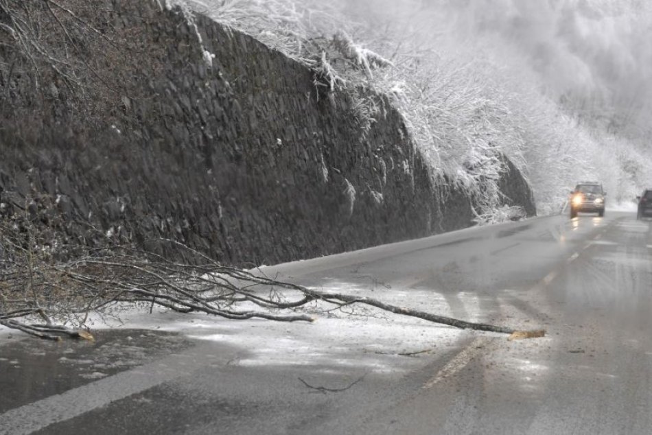 Ilustračný obrázok k článku Apríl svojej povesti neostal nič dlžný: Prešovských cestárov ešte raz zamestnal sneh