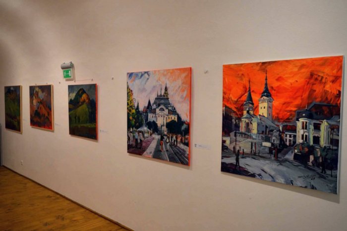 Ilustračný obrázok k článku Vianočný salón v apríli: Galéria v Caraffke je otvorená, ponúka explóziu farieb, FOTO
