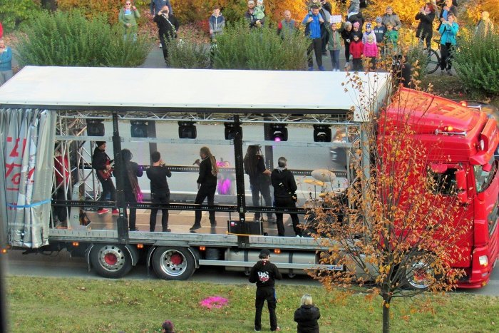 Ilustračný obrázok k článku Heľenine oči netradične: Ľuďom zahrali pred bytovkami na špeciálnom kamióne, FOTO