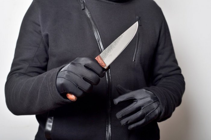Ilustračný obrázok k článku Dráma v sninskom bare: Útočník s nožom v ruke kričal na muža, že ho dostane!