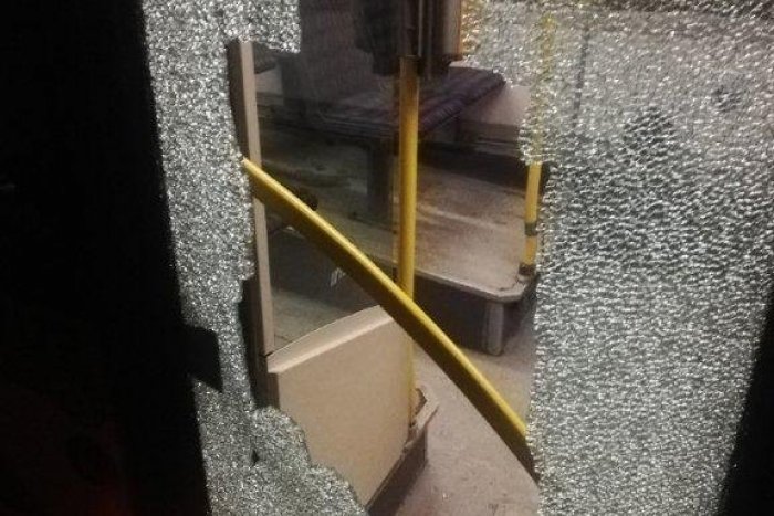 Ilustračný obrázok k článku To nie je vtipné: Autobus prešovskej MHD schytal ranu kameňom do čelného skla