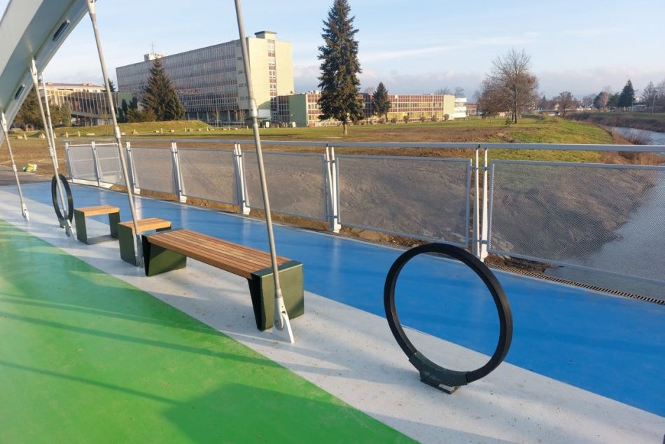 Ilustračný obrázok k článku Na lávke pri zimnom štadióne sa už dá aj posedieť: Pribudli tam lavičky a stojany, FOTO