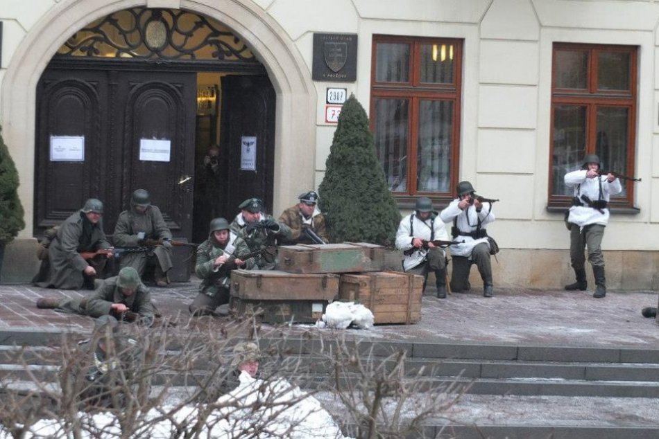 Ilustračný obrázok k článku Obrnené vozidlá a boje na námestí: Prešov si TAKTO kedysi pripomínal 19. január, FOTO