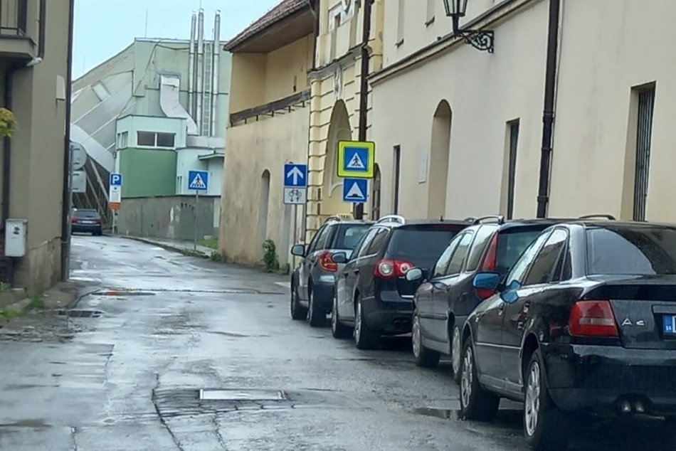 Ilustračný obrázok k článku Neplatiť parkovné sa nevypláca: Ministerské vozidlo dostalo v Prešove papuču, FOTO