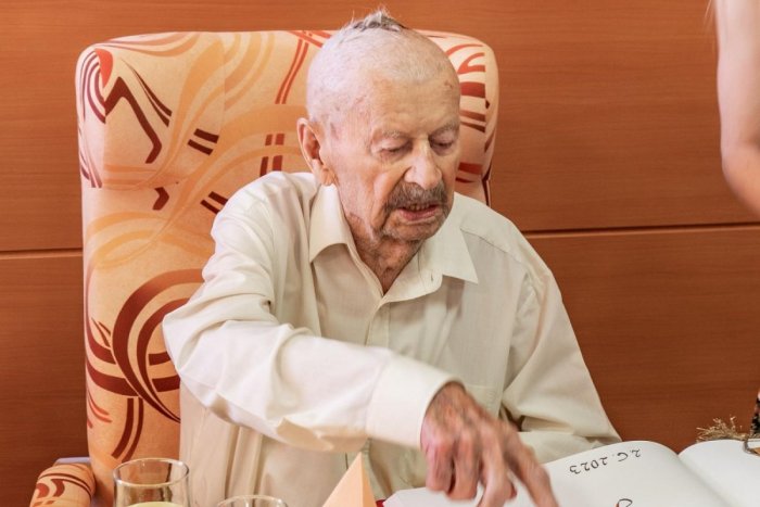 Ilustračný obrázok k článku Má výbornú pamäť a chuť do života: Pán Imrich oslávil neskutočných 102 rokov!