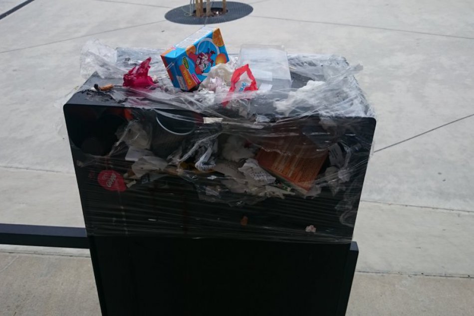 Centrum na Sídlisku III a preplnené smetné koše: Odpad sa vhadzoval aj takto
