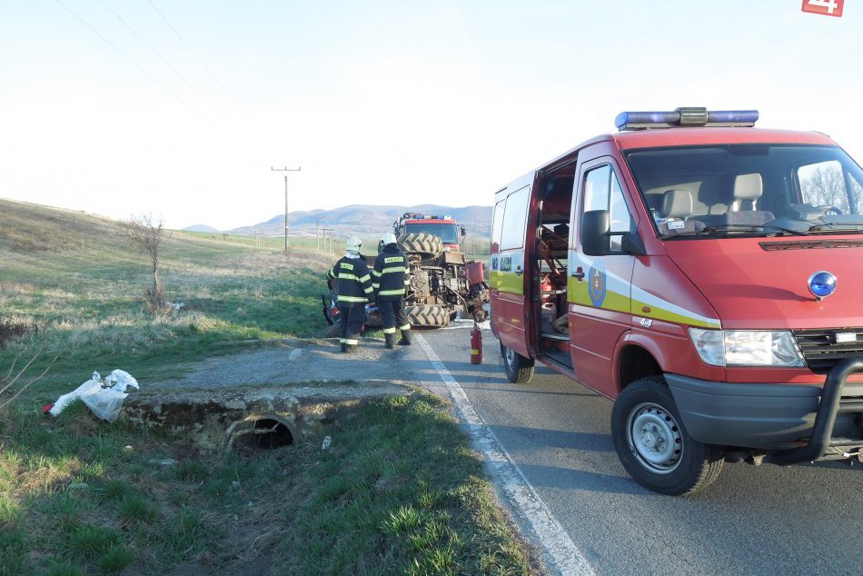 Fotky z miesta nehody: Zrážka auta a traktora na ceste pri Prešove