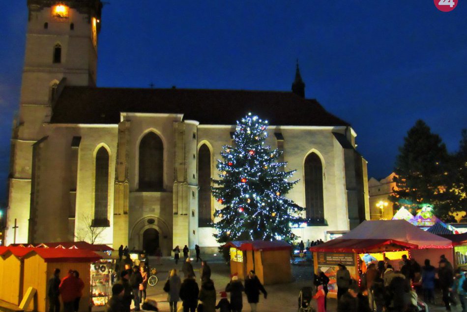 Dominanta Vianoc už žiari farbami: Stromček v Prešove rozsvietili