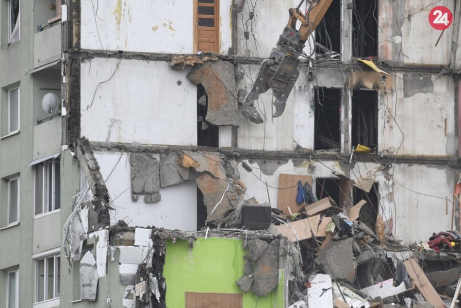 FOTOZÁBERY druhého dňa búracích prác zničenej prešovskej bytovky