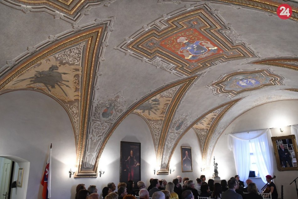Obrazom: V kaštieli vo Finticiach otvorili zrekonštruovanú erbovú sálu